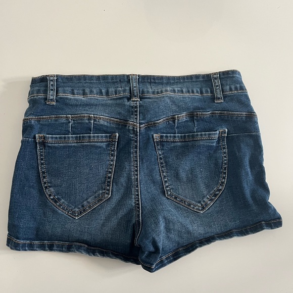 Mini shorts - Picture 2 of 2